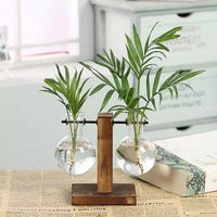 2 Parallel Vases
